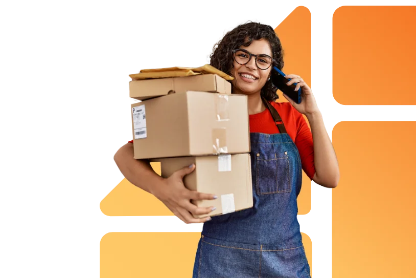 Conseillère MondialBox au téléphone, portant des cartons de déménagement